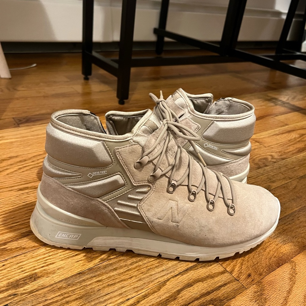 New Balance Mens Gortex Snow Sneakers